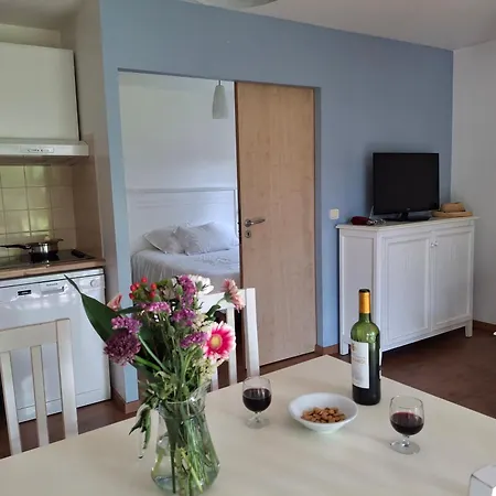 Ground Floor On Lakeside Apartment *
